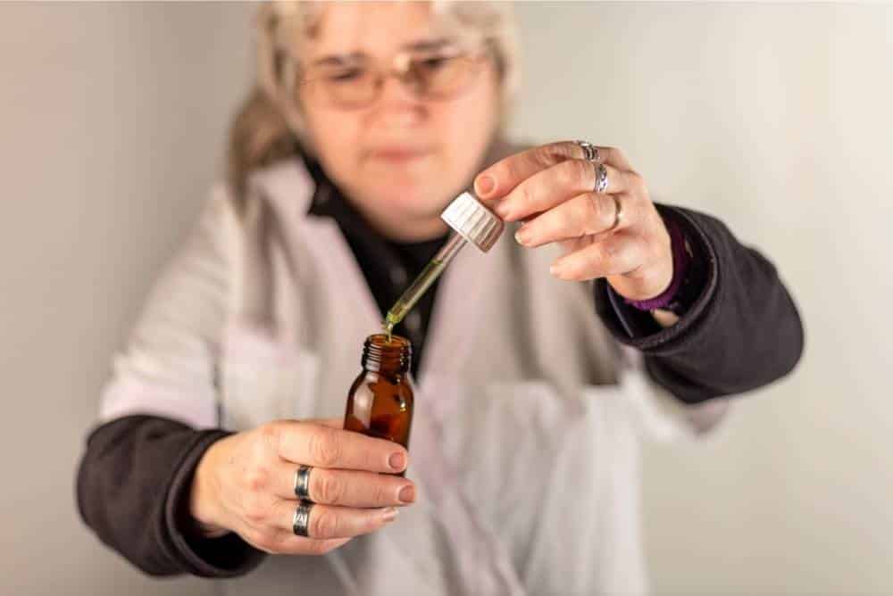 woman dosing her delta 8